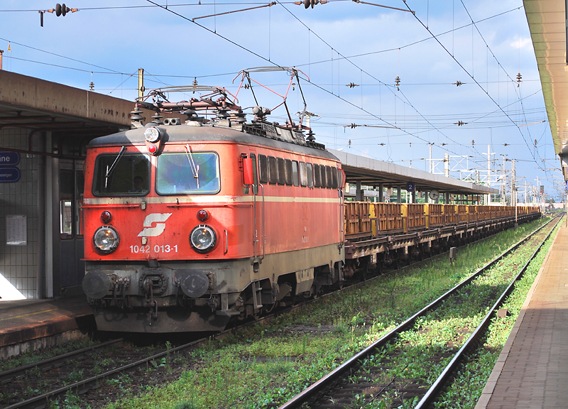1042 013 war am 27.7.2010 mit dem 91250 nach Lambach unterwegs und ist hier bei der Durchfahrt in Wels Hbf zu sehen.