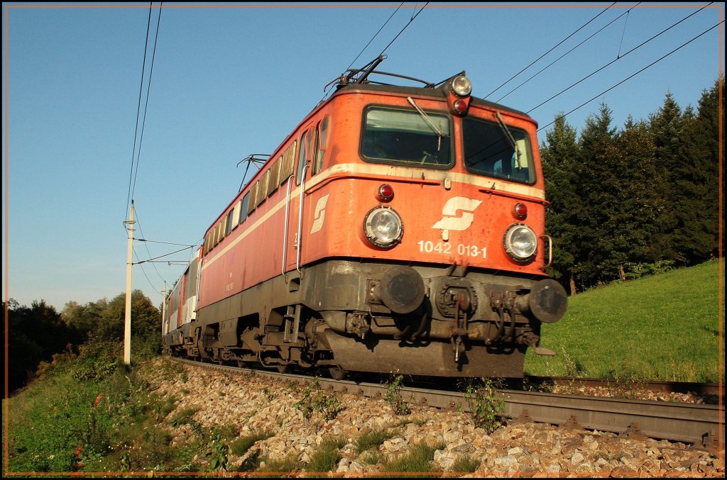 1042 013 im wunderschnen Blutorange mit dem Erlebniszug von Passau als Weitwinkelaufnahme in Ingling kurz hinter Passau. Datum war der 24.09.2010. Schade das wir von 3 fotografierenbaren dieser Farbgebung nur 1 auf Chip bannen konnten =(. 