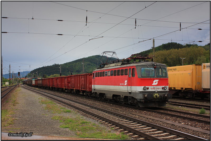 1042 018 erreicht bei sehr miesem Wetter mit dem 56503 den Zugendbahnhof Knittelfeld. 14.05.2010 Knittelfeld