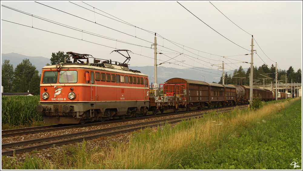 1042 020 fhrt mit Gterzug 55050 von Villach Gvbf nach Wien Zvbf. Zeltweg 13.7.2011

