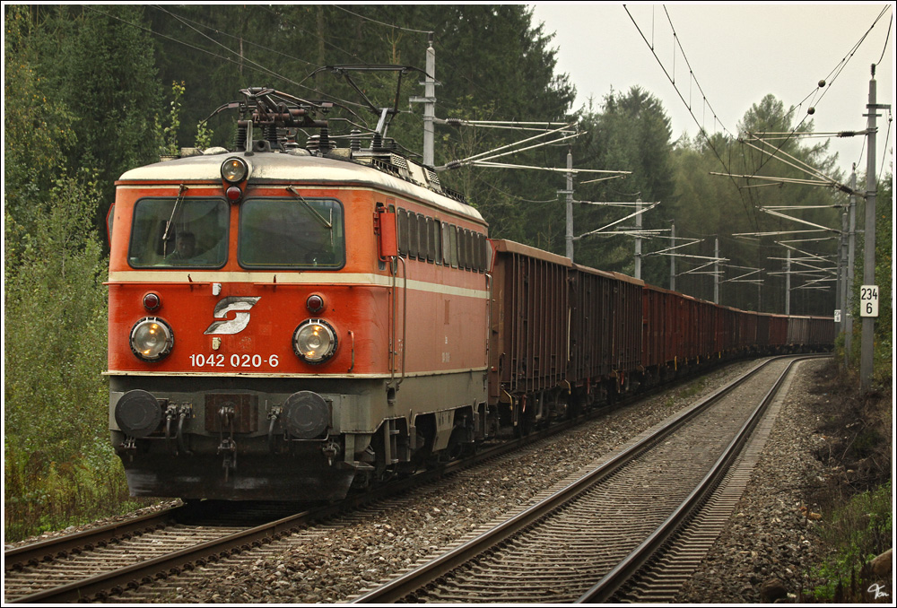 1042 020 fhrt mit Gterzug 54054 von Villach nach Wien Zvbf. 
Zeltweg 15_9_2011
