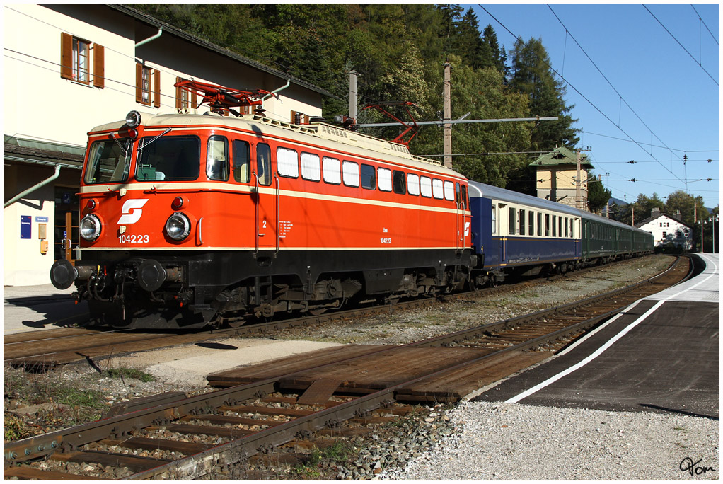 1042 023 fhrt mit Sdz D 17635 von Wien FJB nach Mrzzuschlag, hier bei der Einfahrt in den Bahnhof Semmering.
18.10.2011