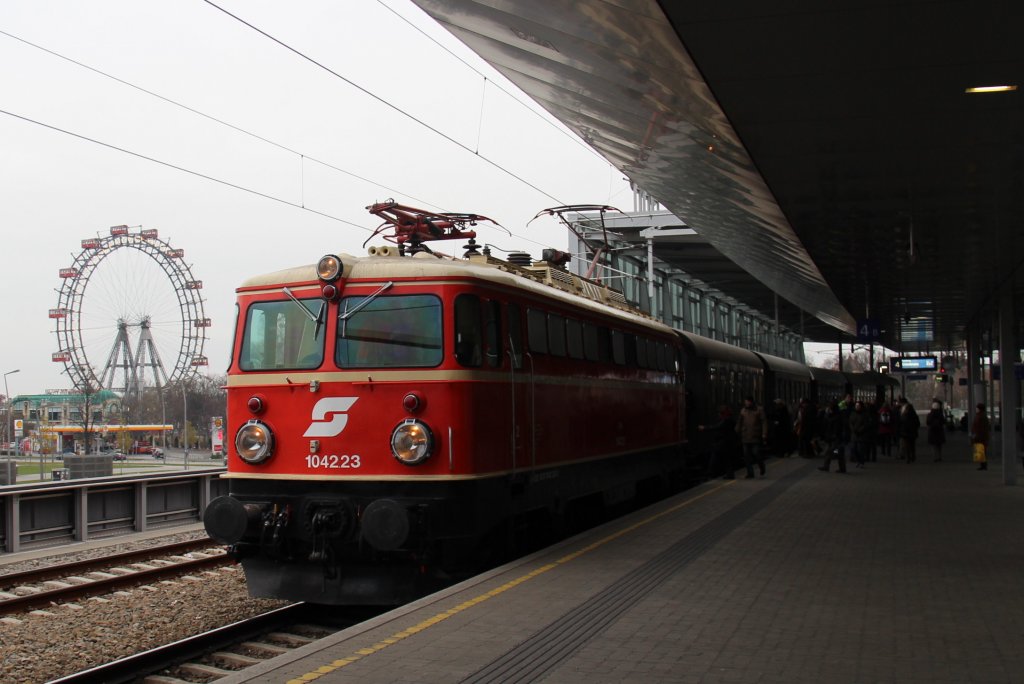 1042 023 mit einem Sonderzug von Wien Meidling (Mi) nach Korneuburg (Ko), Zug weiter nach Ernstbrunn (Erb), hier zum sehen am Wiener Praterstern (Nw); am 02.12.2012