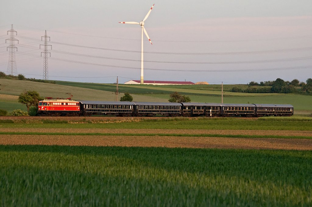 1042 023 ist mit Sdz R 17316 von Wien Heiligenstadt nach Retz unterwegs. Die Aufnahme entstand im letzten Sonnenlicht des 19.05.2011 bei Ober-Olberndorf. 