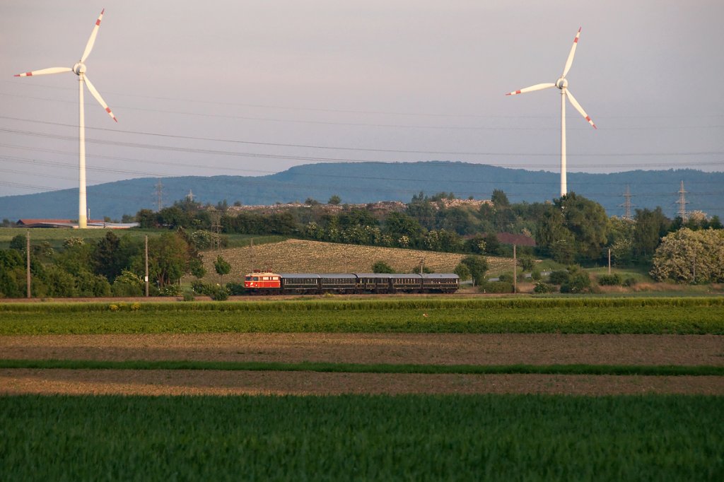 1042 023 ist mit Sdz R 17316 von Wien Heiligenstadt nach Retz unterwegs. Die Aufnahme entstand im letzten Sonnenlicht zwischen Stockerau und Ober-Olberndorf, am 19.05.2011.
