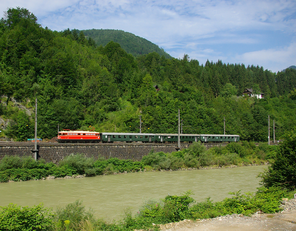 1042 023 war am 08.08.2010 mit einem Sonderzug von Wien ber das Ennstal nach Admont unterwegs. Dieses Bild zeigt den Zug im Bahnhof Weienbach-St.Gallen.