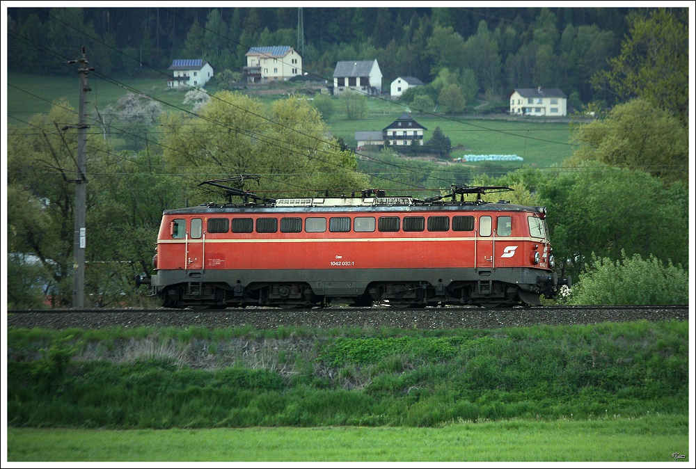 1042 032 fhrt Lokzug von Knittelfeld in Richtung Leoben. 
Knittelfeld 10.5.2010