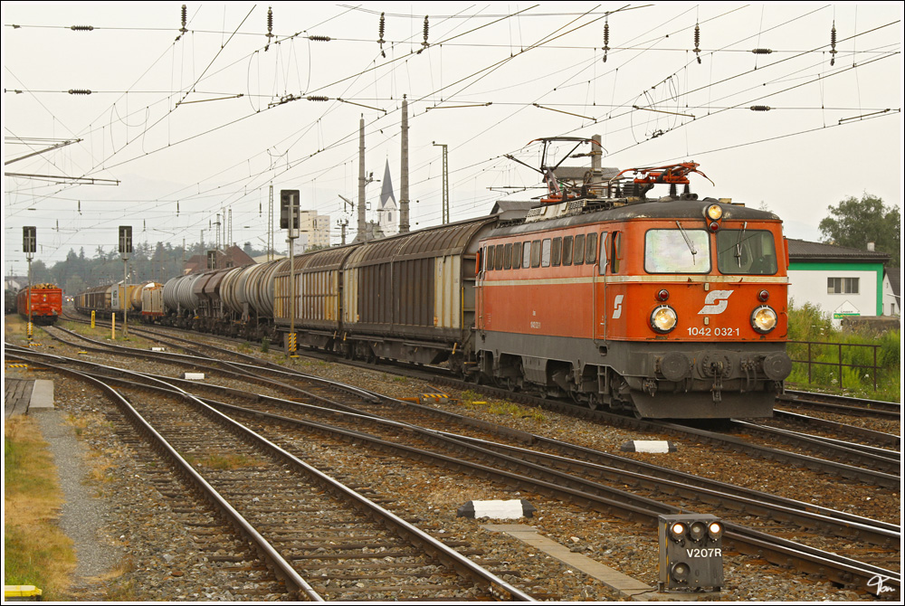 1042 032 fhrt mit Gterzug 55050 von Villach Gvbf nach Wien Zvbf. Knittelfeld 14.7.2011 
