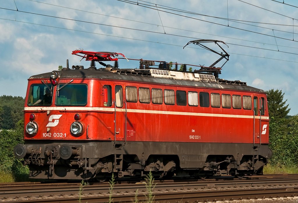 1042 032 hat den REX 7388 von Wien Sdbahnhof (Ostseite) nach Korneuburg gebracht und begibt sich aufs  Abstellgleis  um ihn am Abend wieder nach Wien zurckzubringen. Korneuburg, am 29.08.2010.