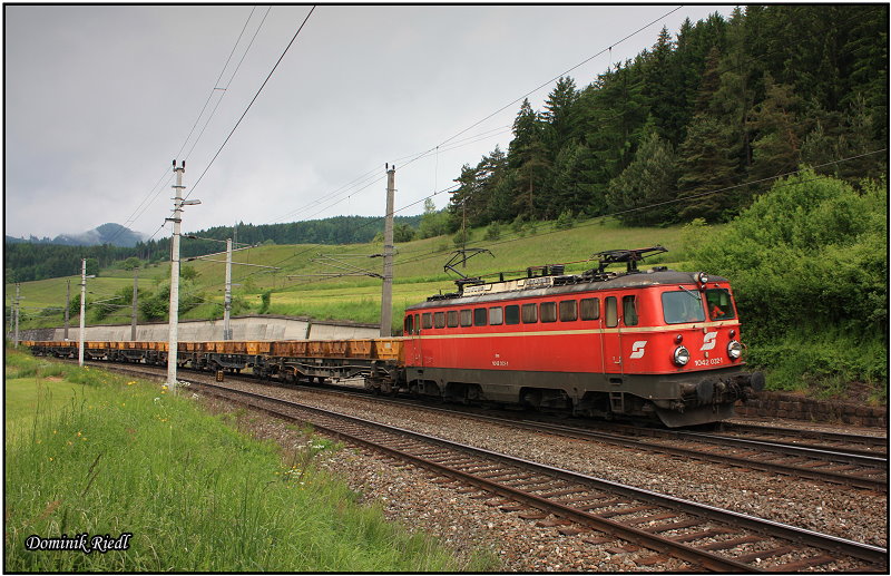 1042 032 war am 30.05.2010 im Verschubg�terzugdienst im Raum St.Michael eingesetzt. Das Foto zeigt sie bei der Einfahrt in den Bahnhof St.Michael mit einem Muldenzug aus Preg.
 