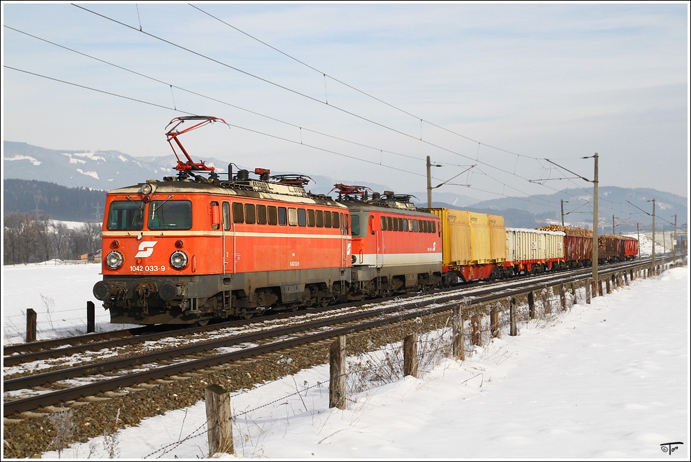 1042 033 & 1042 036(kalt) bespannten am 17.12.2010 den G�terzug 56603 von Wien Zvbf nach Knittelfeld. 
St.Margarethen 