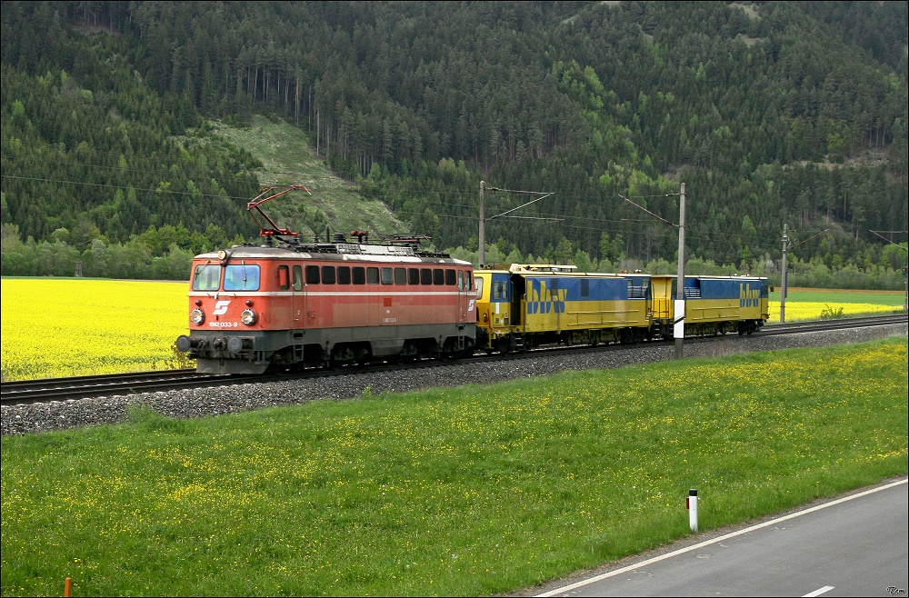 1042 033 fhrt mit einem Bahnbau Wels Bauzug von Selzthal nach Villach. Preg 10.5.2010 