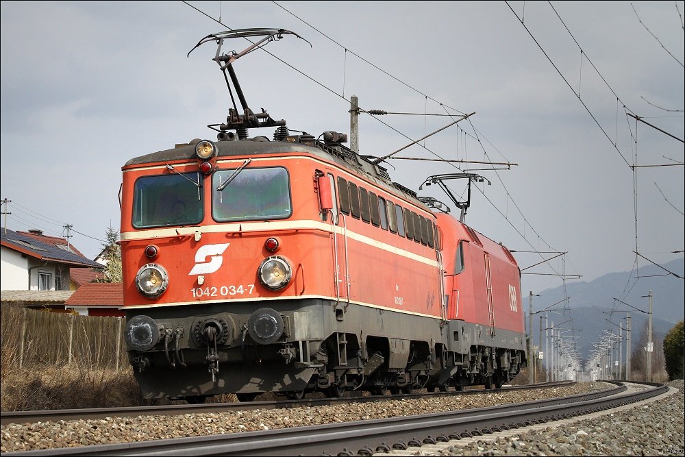 1042 034 und 1116 185 fahren als Lokzug 89221 von Knittelfeld nach Zeltweg.1042 034 wird am 31.03.2010 ihren letzten Einsatztag haben.
Zeltweg 26.03.2010