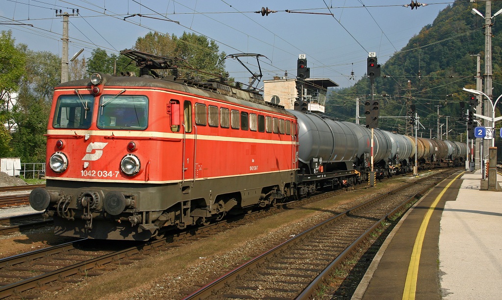 1042 034 fhrt am 14.10.2005 mit einem Kesselwagenzug durch den Bahnhof von Bruck/Mur.