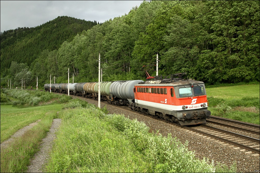 1042 036 fhrt mit Kesselzug 91025 von Stadlau nach Frnitz. 
Niklasdorf 1.6.2010