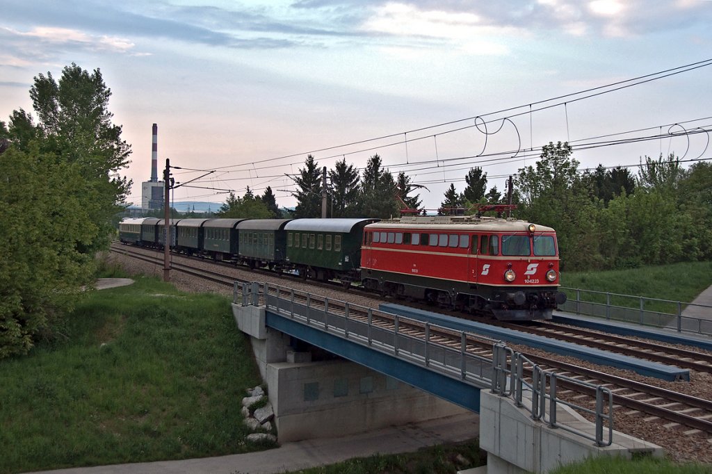 1042 23 fhrt mit dem Wagensatz der ErlebnisWeltBahn von Korneuburg nach Wien Sdbahnhof (Ostbahn) ber Wien Floridsdorf, Wien Nord und Wien Mitte.
Bisamberg, am 01.05.2011.