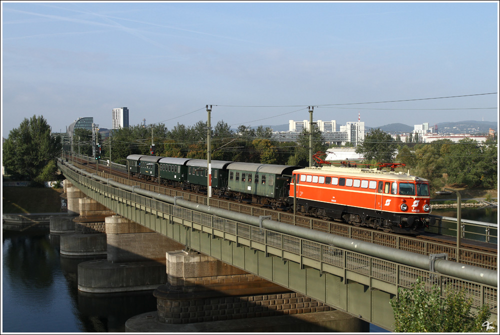 1042 23 fhrt mit dem EZ 7390  Leiser Berge  von Wien Sd Ostseite nach Korneuburg.
Wien Nordbahnbrcke 24.9.2011


