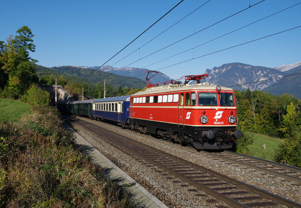 1042 23  Silvia  war am 18.10.2011 mit dem Sonderzug D17635 von Wien FJB zum Bahnhof Semmering unterwegs. Das Foto entstand vor dem knapp 89 Meter langem Steinbauertunnel. Im Hintergrund ist die Rax-Schneeberg-Gruppe zu sehen.