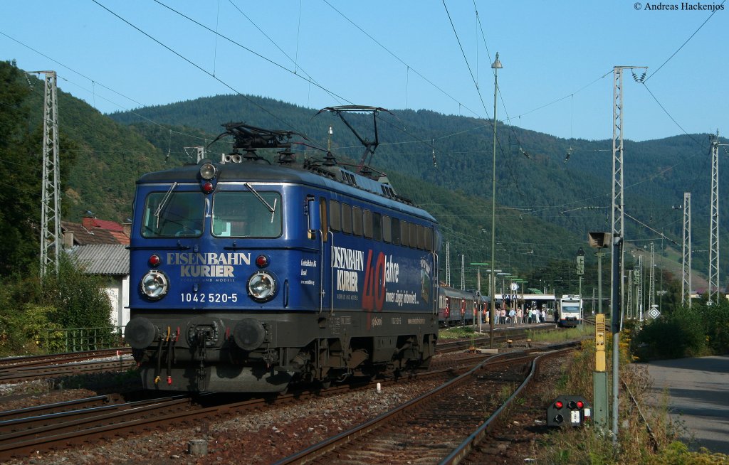 1042 520-5  EK Kurier  rangiert in Hausach an ihren Zug 9.9.09