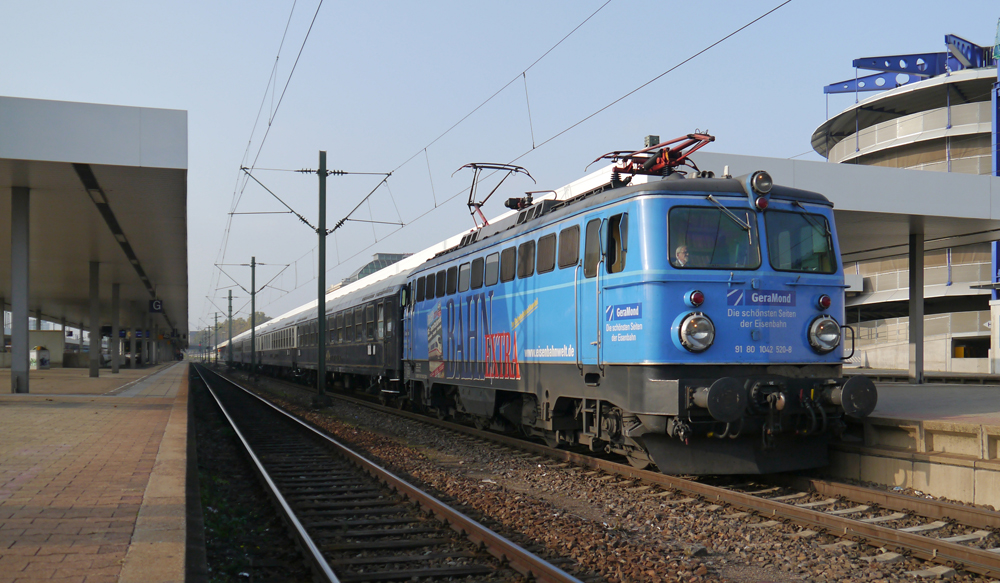 1042 520-8 (Bahn-Extra) hat nun im Mannheimer Hbf umgesetzt und zieht ihren Sonderzug mit fnf Wagen des Classic-Courier nach Trier. (24.10.12)