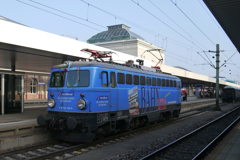 1042 520-8 (Bahn-Extra) kam mit 5 Classic-Courier Wagen als Sdz 348 in den Mannheimer Hbf, um mit der Lok umzusetzten und in die andere Richtung wieder weiterzufahren. Die Endstation hie Trier. (24.10.12)
