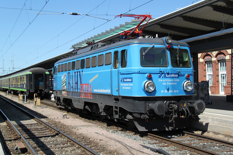 1042 520-8 beim Rangieren im Rostocker Hbf,wenig spter ging es nach Anklam weiter.(08.05.2011) 