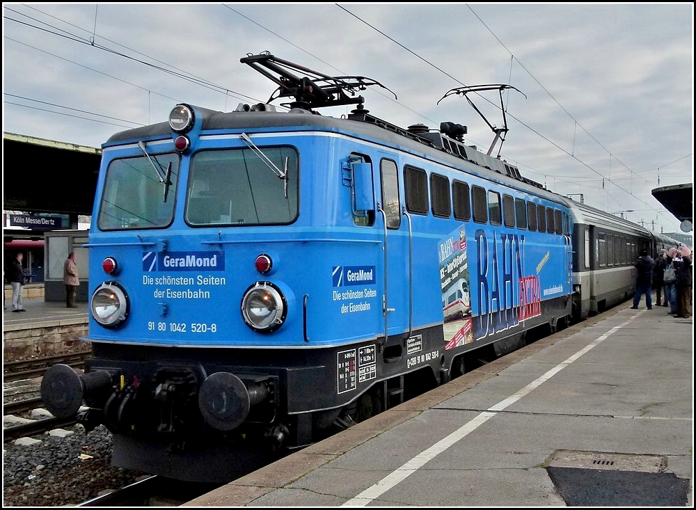 1042 520-8 (ex-BB) der Centralbahn, momentan als Werbelok eines Mnchner Buchverlages, steht am 20.11.2010 mit einem Sonderzug, bestehend aus CFL Corail und Wegmann Wagen, am Bahnsteig in Kln Messe/Deutz. (Jeanny)