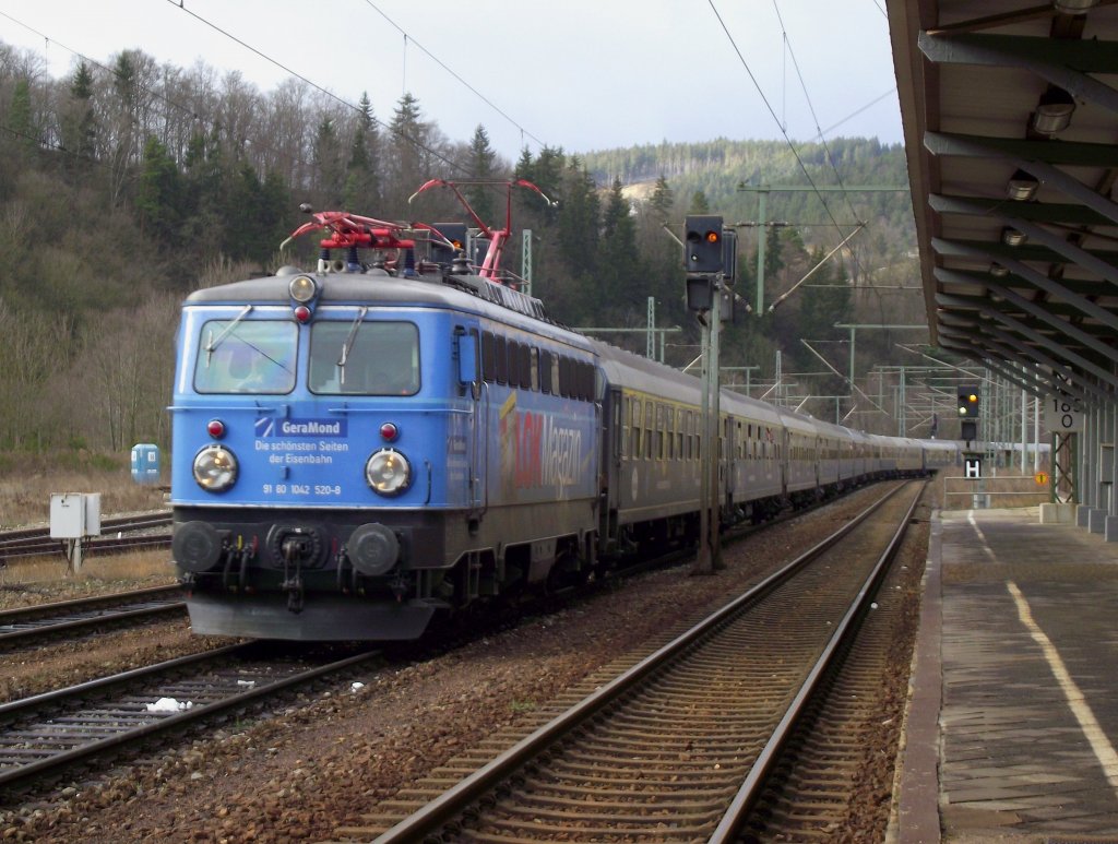 1042 520-8 fhrt am 13. Januar 2012 mit einem Sonderzug von Berlin-Lichtenberg nach Nrnberg-Dutzendteich in Probstzella ein, um hier eine Schublok ber die Frankenwaldrampe zu erhalten.