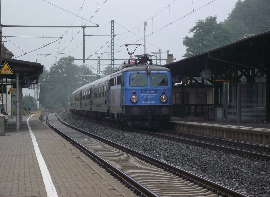 1042 520-8  Gera Mond  zieht am 3. Juli 2011 den DPF 325  CLASSIC COURIER  (Mnchen Hbf-Poznan Glowny) durch Kronach.