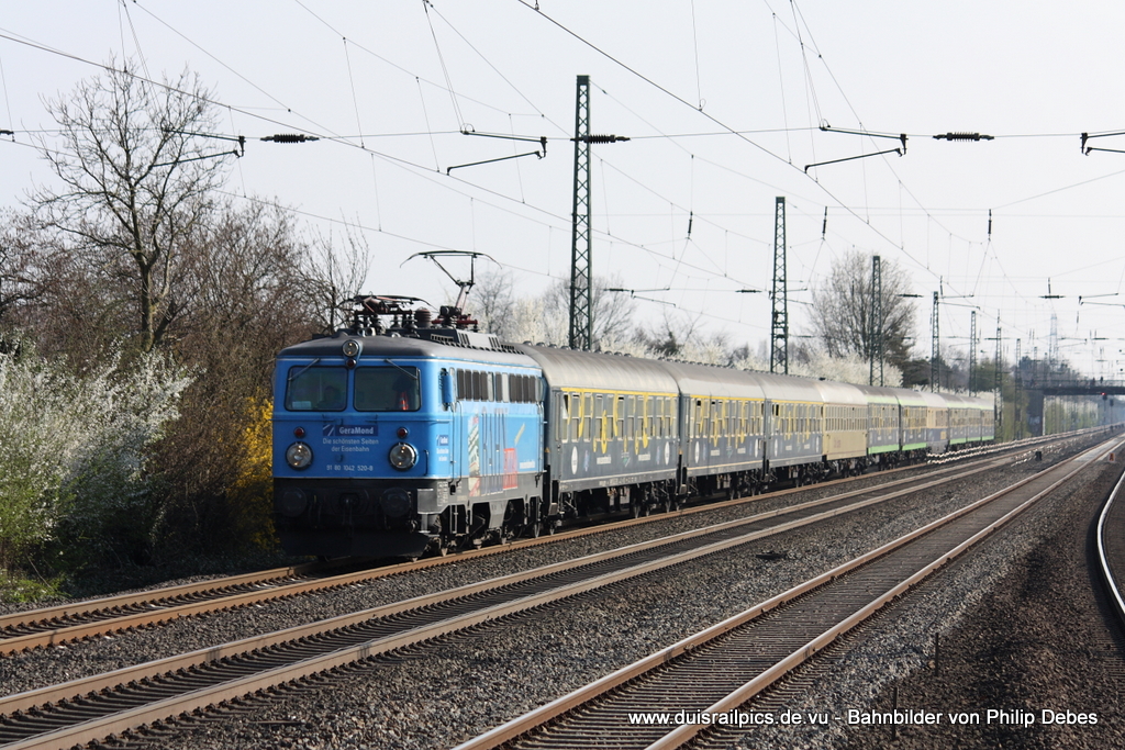 1042 520-8 (GeraMond Bahn Extra) fhrt am 27. Mrz 2011 um 16:46 Uhr mit dem DPE 330 durch Duisburg Rahm