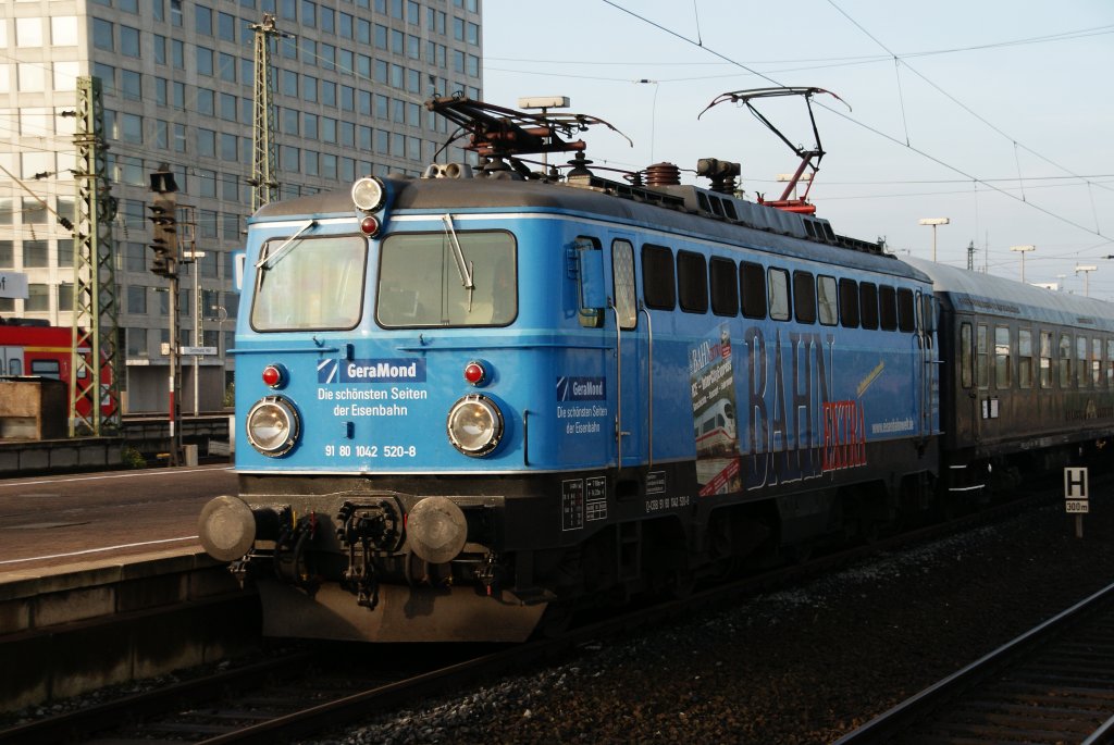 1042 520-8 GeraMond fhrt mit dem Classic Curier SDZ nach Prag in Dortmund ein.