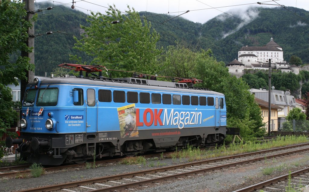 1042 520-8 ``Lokmagazin`` der  Centralbahn AG steht am 4.6.2012 im Bahnhof Kufstein mit der Festung im Hintergrund. Planmige weiterfahrt ist am 8.6.2012. 
Leider war das Wetter an dem Tag sehr schlecht in Tirol.