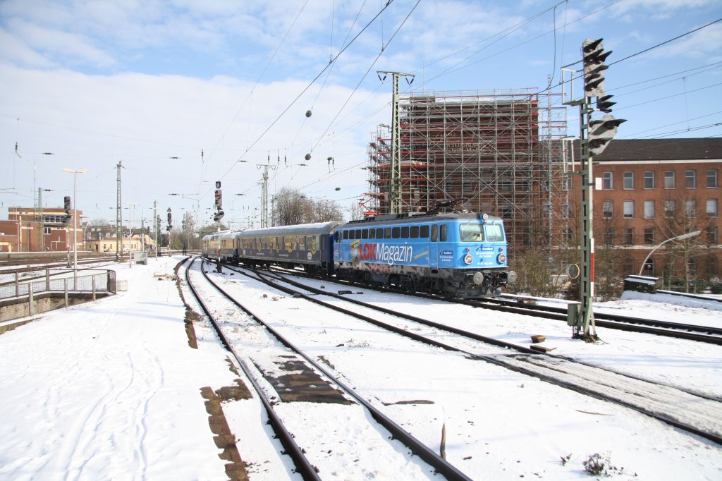 1042 520-8 mit ca +2 Sunden am 16.02.2010 um 12 Uhr bei er Durchfahrt durch Mnchengladbach Hbf. Grund der Versptung war ein ET 425 den jemand wirklich passend im BW geparkt hatte.