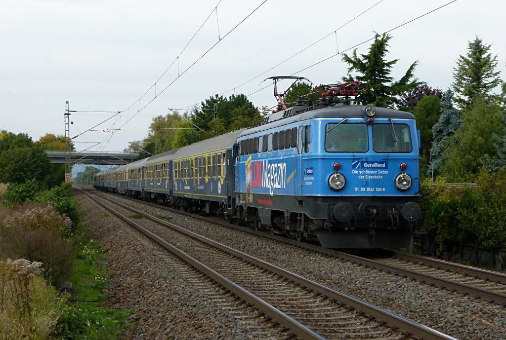 1042 520-8 ist mit dem Sonderzug DPF 349 Trier - Stuttgart am 06.10.2012 in Bhl Iggelheim