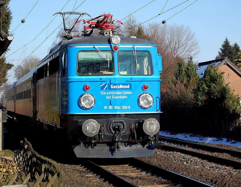 1042 520-8 mit einem Kurzzug( 2 TEE-Wagen)in Anrath Schtelner Strae am 16.2.2010