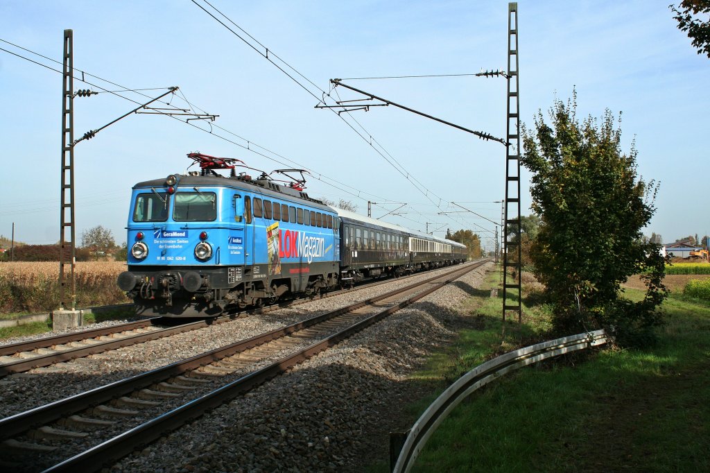 1042 520-8 mit einem Sonderzug am 20.10.12 kurz nach dem Passieren des Bahnhofs Buggingen.