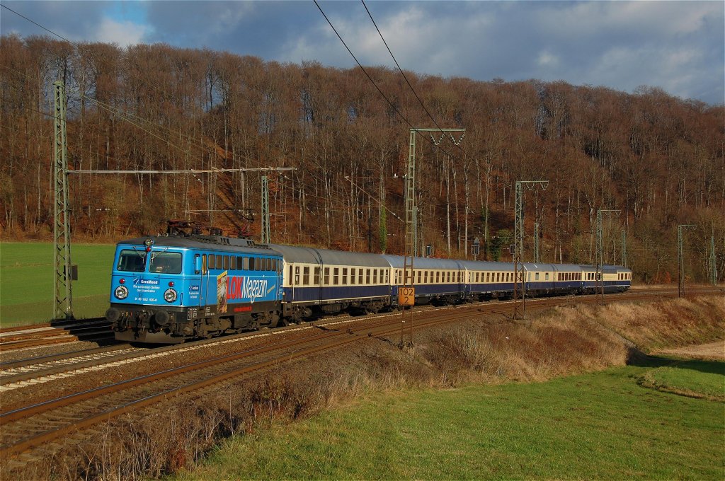 1042 520-8 mit ihrem Rheingold-Zug von Braunschweig nach Aachen passiert am 30.11.2012 in der Nachmittagssonne den Betriebsbahnhof Himmighausen.