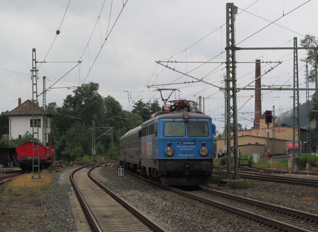 1042 520-8 zieht am 11. Juli 2012 den Classic Courier auf der Fahrt von Mnchen nach Weimar durch Kronach.