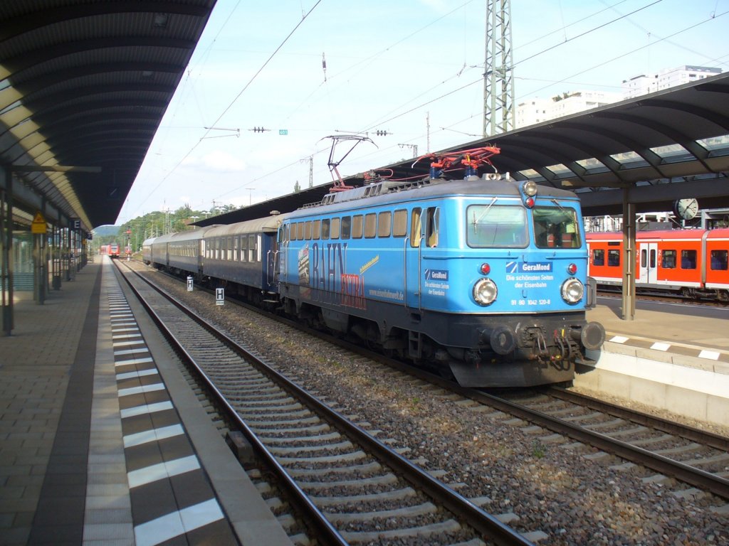 1042 520-8 zieht einen Personenzug am 15.06.2011 durch Kaiserslautern Hbf