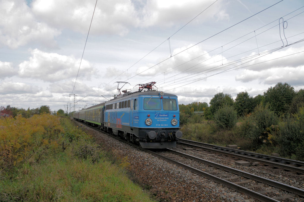 1042 520 am 27.09.10 mit einem Sonderzug nach sterreich in Obertraubling/Regensburg