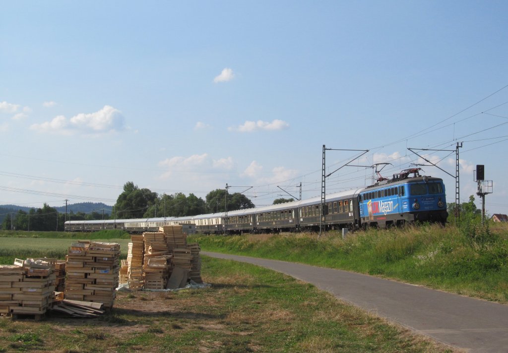 1042 520 der Centralbahn ist am 18. Juli 2013 mit dem Classic Courier bei Gundelsdorf in Richtung Kronach unterwegs.