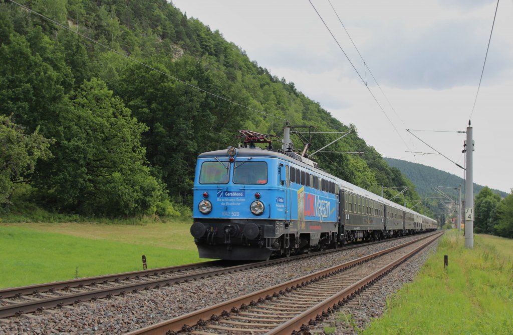 1042 520 der Centralbahn zieht am 12.07.13 den Classic Courier durch Remschtz.
Die Fahrt ist eine Schienenkreuzfahrt von Mnchen nach Danzig.