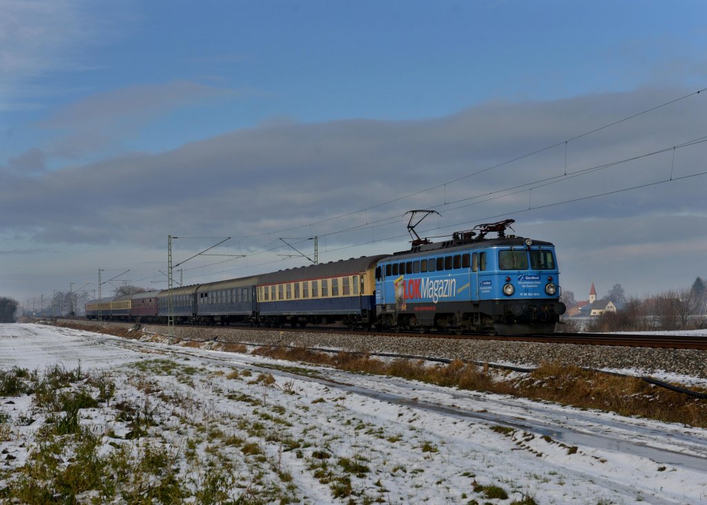 1042 520 mit DPF 1897 (Eishockeyfanzug der Klner Haie) nach Straubing am 16.12.2012 unterwegs bei Moosham.