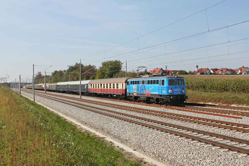 1042 520 mit einem Sonderzug am 24.09.2011 bei Hattenhofen.