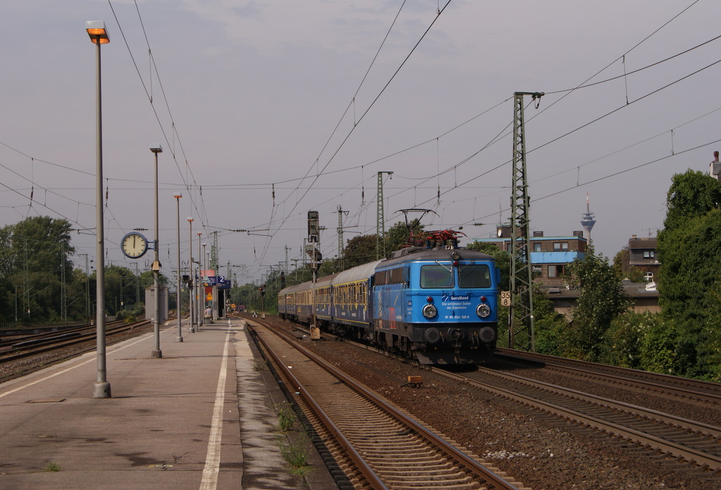 1042 520 mit einem Sonderzug in D�sseldorf-Oberbilk am 26.08.2011