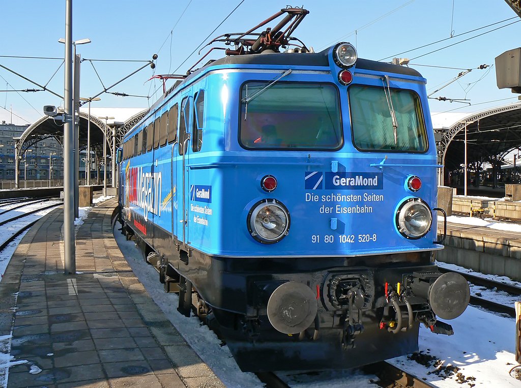 1042 520 mit neuer  LOK Magazin  Werbung beim Halt an Gleis 2 in Kln Hbf am 16.02.2010
