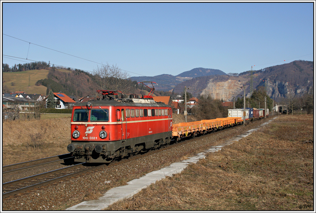 1042.032 in schner Altlack-Lackierung ist mit dem DG 55703 von Wien Zvbf nach Graz Vbf unterwegs und konnte in Stbing, rund 15 Kilometer vor ihrem Zugendbahnhof, aufgenommen werden. 22.01.2011;