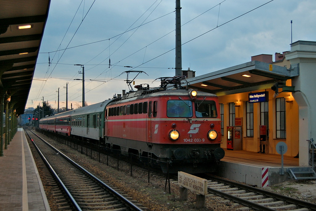 
1042.033 bespannte am 17. Mrz 2009 den ER 2114  Silva Nortica  und konnte beim Halt in Wien-Heiligenstadt fotografiert werden.