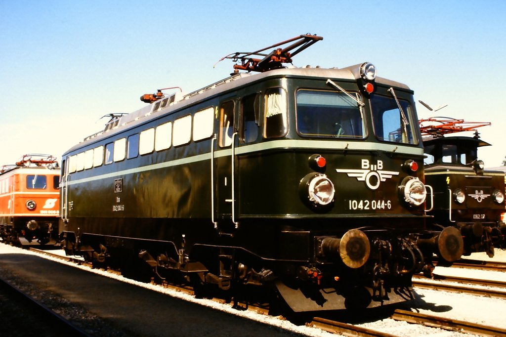 1042.044 auf der Ausstellung zum 150-jhrigen Jubilum der Eisenbahn in sterreich im Jahre 1987 in Wien.