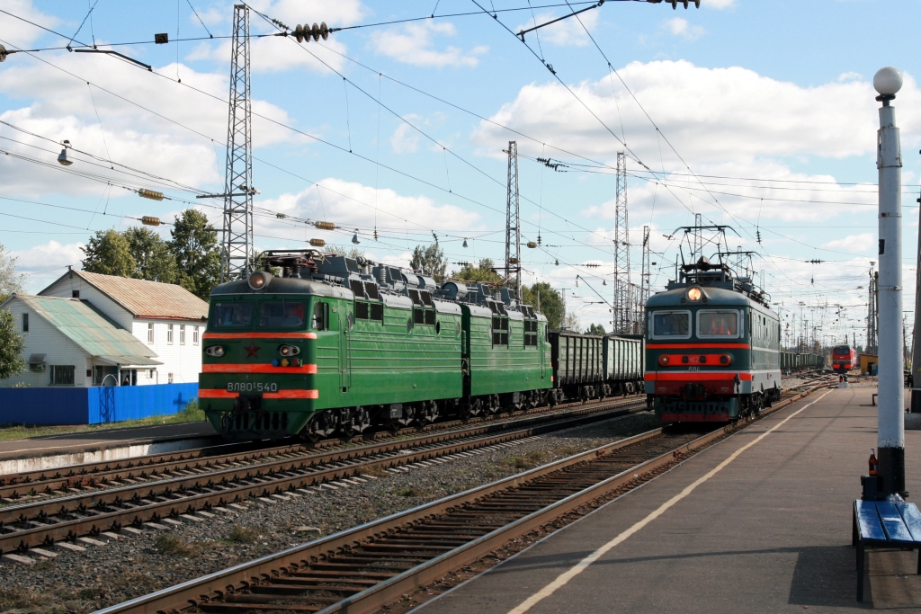 ВЛ80(WL80)-540 vor einem Kohlenzug berholt ЧС2(TschS2)-684 als Verschubfahrt im Bahnhof Balezino. 29.07.2012